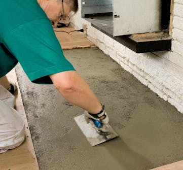 Montere peisinnsats: Når all overskytende betong er fjernet Montere peisinnsats: Når all overskytende betong er fjernet